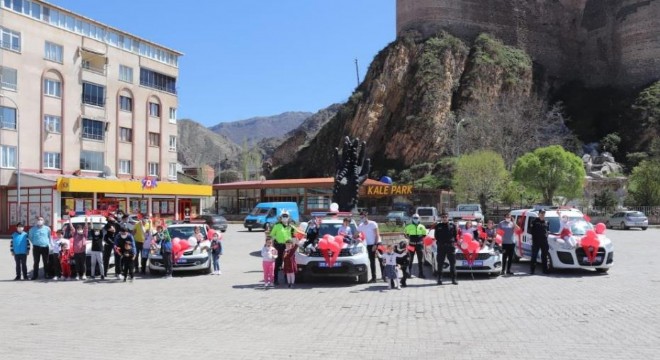  Oltu'da polislerden 23 Nisan kutlaması